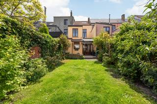 Boek reeds uw plaats voor de eerste bezoekdag op donderdag 16/4 via kevin@wellimmo.net<br /><br />Bekijk alvast de videotour, het gunstige EPC, de asbestinventaris en conforme elektriciteitskeuring, alsook het grondplan op de Wellimmo-site (‘documenten’)<br /><br />In een rustige, residentiële straat in Antwerpen-Zuid bieden wij deze prachtige herenwoning met zonnige stadstuin te koop aan. De statige woning, volledig instapklaar en boordevol authentieke details, bevindt zich op wandelafstand van winkels, scholen, het Hof van Leysen en tal van andere voorzieningen. Ook de invalswegen zijn vlot bereikbaar, waardoor u hier geniet van rust én uitstekende bereikbaarheid.<br /><br />De inkomhal op originele natuurstenen mozaïekvloer verwelkomt u in de ruime, lichtrijke leefruimte op parket. De achterliggende keuken is volledig geïnstalleerd en biedt een prachtig uitzicht op de privatieve stadstuin, een echte troef voor wie houdt van buitenruimte in de stad.<br />De woning beschikt over vier slaapkamers, een luxueuze badkamer met inloopdouche en een droge, praktische kelder/wasplaats.<br /><br />De woning is beschikbaar binnen +/-12 maanden, wat u de tijd geeft om uw verhuis of eventuele verkoop optimaal te organiseren. Bovendien gaat het om een opportuniteit die het wachten meer dan waard is.<br /><br />Troeven:<br />• Gunstige Mobiscore<br />• Rustige straat in een aantrekkelijke woonbuurt<br />• Zeer verzorgde, charmante gevel<br />• Uitstekende staat van onderhoud met behoud van authentieke elementen<br />• Prachtige stadstuin<br />• EPC-score: 217KW/m², EK conform en asbestveilig<br />• Laag KI<br />• Zonnepanelen, waterontharder, recente ketel, airco en gashaard aanwezig<br /><br />Bent u op zoek naar een woning met karakter en toekomstmogelijkheden in hartje Antwerpen? Neem dan zeker contact met ons op voor meer informatie of een bezoek via 03/225.00.68 of info@wellimmo.net<br /><br /><br /><br /> 