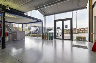 Ce bâtiment récent est situé près de la Brugsesteenweg avec le Mammoet Center et les différents magasins de défilés renommés. L'endroit idéal pour...