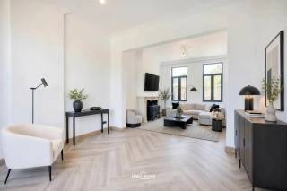 Op een centrale locatie in Waasmunster verzoent deze karaktervolle herenwoning authentieke charme met eigentijds comfort. Op een perceel van 470 m² met zuidoostelijke oriëntatie biedt de woning meer dan 225 m² bewoonbare oppervlakte, verrijkt met glas-in-loodramen, mantelschouwen, een open haard en knappe parkettegels.<br />Op het gelijkvloers vindt u een inkompoort met garage voor twee wagens (33 m²), een lichtrijke leefruimte (38 m²) met groen tuinzicht, een traphal met extra toilet en bergruimte, een uitgeruste keuken (17 m²) met toegang tot een ruime kelder, een badkamer met ligbad en lavabo (9,5 m²) en een apart toilet. De eerste verdieping telt drie volwaardige slaapkamers en een tweede badkamer met douche, lavabo en toilet. De zeer ruime zolder biedt extra bergruimte of plaats voor drie bijkomende slaapkamers.<br />Technisch is de woning bij de tijd: centrale verwarming op stookolie, hoogrendementsbeglazing, 18 cm dakisolatie, EPC-label C, elektriciteit conform tot 2051 en voorzieningen voor zonnepanelen. Buiten geniet u van een zonnige tuin met terras, tuinberging en extra werkruimte.<br />De ligging is een troef: nabij scholen, openbaar vervoer en winkels, met vlotte verbindingen via E17, N16, N41 en N70. Wandel- en fietsroutes zoals de Durmedijken, de Waasmunsterse Heide en de Kouter liggen op wandelafstand. Een instapklare woning die charme, ruimte en comfort verenigt.<br />Bel of mail ons voor een afspraak op het nummer: 052/46.38.03 of info@uw-huis.be en wie weet tot binnenkort!<br />