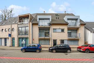 Dit goed onderhouden gelijkvloers appartement bevindt zich in het centrum van Lovendegem. Het ligt op wandelafstand van diverse handelszaken en geniet van een uitstekende bereikbaarheid via de R4 en de N9.<br />Indeling: inkomhal, toilet, leefruimte met open keuken en een berging met cv-ketel en aansluiting voor een wasmachine. De ruime slaapkamer beschikt over een schuifraam dat toegang geeft tot het terras. De badkamer is uitgerust met een wastafel en een inloopdouche.<br /><br />Info &amp; bezoeken: info@oko.immo | 0484 14 96 86.