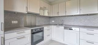<p>Dit ruime appartement in Sint-Lambrechts-Woluwe met twee slaapkamers biedt een aangename combinatie van comfort, functionaliteit en ruimte. De woning is ideaal voor wie op zoek is naar een praktisch ingedeeld appartement met een open leefruimte en een mooie buitenruimte.<br /></p><p>Bij het binnenkomen ervaar je meteen de aangename sfeer van de ruime living. De grote leefruimte biedt voldoende plaats voor een gezellige zithoek en een comfortabele eethoek. De open keuken sluit mooi aan bij de leefruimte en zorgt voor een moderne en uitnodigende woonomgeving. Via het schuifraam in de living bereik je het ruime terras, een fijne plek om te ontspannen en te genieten van extra buitenruimte.<br /></p><p>Het appartement beschikt over twee slaapkamers. De ene slaapkamer heeft rechtstreeks toegang tot een douchekamer, terwijl de andere slaapkamer aansluit op een volledige badkamer. Deze praktische indeling zorgt voor extra comfort en privacy. Daarnaast zijn er een apart toilet, een handige bergruimte en een kelder aanwezig, ideaal voor extra opslagmogelijkheden.</p><p></p><p>Een bijkomende troef is de autostaanplaats in de gemeenschappelijke parking, waardoor parkeren eenvoudig en comfortabel verloopt. De combinatie van een ruime living, open keuken, twee slaapkamers, meerdere sanitaire voorzieningen, terras, kelder en parking maakt dit appartement geschikt voor wie comfortabel wil wonen.</p><p></p><p>Dankzij de aangename woonindeling en de extra voorzieningen biedt dit appartement een fijne thuis voor verschillende woonprofielen. Neem contact op en ontdek zelf de troeven van deze praktische en comfortabele woning.</p>