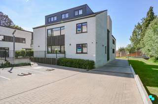 Dit gelijkvloers nieuwbouw appartement met twee slaapkamers beschikt over een bewoonbare oppervlakte van 107 m² en is gelegen op de...