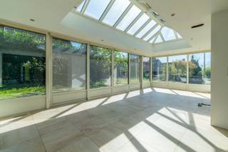Een ruime (250m²), te moderniseren villa met oa. 3 (mogelijk 5) slaapkamers,<br />ruime woonkamer + veranda (samen 69,00m²), 40 zonnepanelen (op heden nog met <br />certificaten), garage + parking, ideaal gelegen in een verkeersvrij woonerf. <br />Op het gelijkvloers: inkom, living (35.00m²) + mooie veranda (34,00m²), keuken (11.50m²), nachthal met vestiaire en toilet, badkamer (bad, dubbele wastafel), slaapkamers 1 en 2 (14.35 / 17.60m²), garage (24.00m²);<br />Op de eerste verdieping (af te werken): kamer 3 (13.60m²), bureelruimte (10.00m²), douchekamer (douche + wastafel), toilet, inrichtbare zolderruimte (45.00m²);<br />Verder: kelder (18.00m²), oprit, terras en tuin. <br />Buitenschrijnwerk hardhout driedubbel glas + alu dubbel glas <br />Centrale verwarming op aardgas (nieuwe gascondensketel) + airco<br />EPC: label C - 40 zonnepanelen - asbestveilig<br />Perceeloppervlakte: 6a 91ca - kadastraal inkomen: 2.318EUR