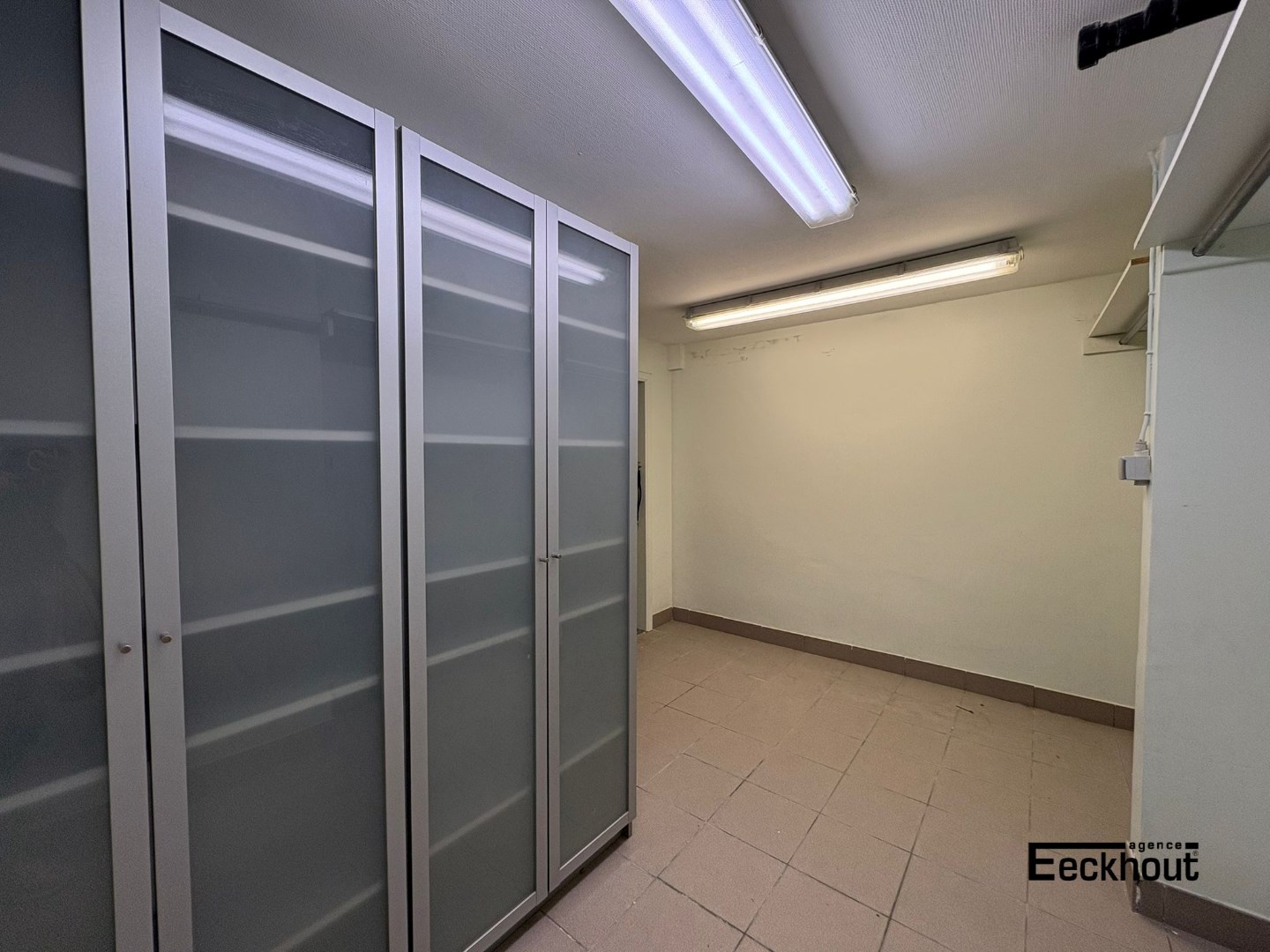 Ruime garagebox met oprit/parkeerplaats op gegeerde ligging - foto 5