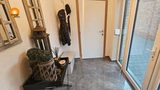 Duurzame nieuwbouwwoning met 4 slaapkamers rustig gelegen in Maasmechelen.Zeer gunstig gelegen in een doodlopende straat in een nieuwe buurt met een...