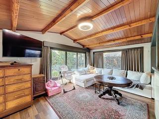 De indeling is als volgt:- Open leefruimte met veel lichtinval, volwaardig ingerichte leefkeuken.- Multifunctionele ruimte achter de keuken,...