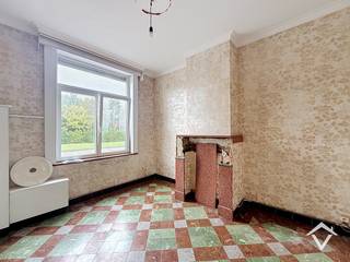 Deze woning bestaat uit: inkomhal - toilet - bureauruimte - living - keuken - badkamer - berging - tuin met uitweg langs achteraan - nachthal - 3 slaapkamers - zolder. <br /><br />Troeven van deze woning: <br />- Er is een uitweg langs de tuin naar de achterliggende straat<br />- Centraal gelegen en vlot bereikbaar! Alles op wandelafstand <br />- EPC label D <br />- Vele mogelijkheden