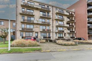 Dit appartement bevindt zich op de 1ste verdieping van een verzorgd gebouw met lift en geniet van een prachtig groenzicht. Het appartement is...