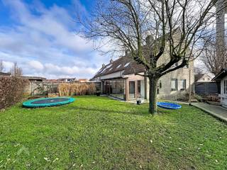 Rustig doch centraal gelegen woning bestaande uit een inkomhal met gastentoilet en praktische was/bergplaats, lichtrijke leefruimte met...