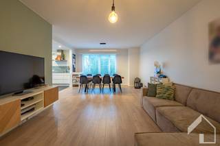 Beautiful, recently renovated and quietly located apartment (cul-de-sac) on the 2nd floor, with an area of 105 m².Consisting of: entrance hall,...