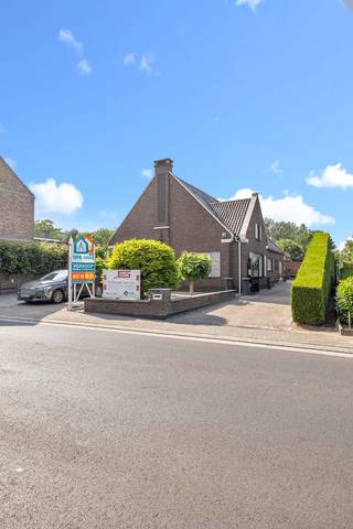 Voor meer info of een bezoek, bel 054 69 39 36 - VERKOOP ONDER AANDELEN - In Okegem bevindt zich deze charmante woning met ruime opslagplaats van...