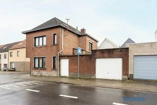 Bent u op zoek naar een woning die volledig naar eigen smaak en visie kan worden vernieuwd?Deze eigendom, gelegen op een bijzonder gunstige en...