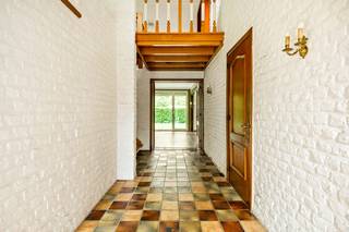 Heeft u interesse in een prachtige open bebouwing (bouwheer Vlassak - Verhulst) met 4 slaapkamers dat in te richten is naar eigen smaak in Wijnegem? Kom dan zeker eens kijken!<br />Via de inkomhal met vestiairekast bereikt u de verschillende leefruimtes van de woning.<br /><br />De lichtrijke woonkamer vormt samen met de eetkamer het hart van de woning. De gezellige houthaard zorgt voor extra sfeer tijdens de wintermaanden, terwijl de grote raampartijen een prachtig zicht bieden op de private tuin.<br /><br />Aansluitend bevindt zich de volledig te renoveren ruime keuken met directe toegang tot het overdekte terras en de mooie tuin.<br /><span>Verder beschikt het gelijkvloers over een gastentoilet, praktische berging, ruime inpandige garage met aansluiting voor wasmachine en overdekt terras.</span><br />De eerste verdieping omvat 4 slaapkamers (16, 16, 13 en 9 m²), apart toilet, te renoveren badkamer met ligbad en douchefunctie en extra berging/ Bureau.<br />De woning beschikt over een prachtig perceel met een volledig omheinde tuin van ongeveer 180 m². Hier geniet u in alle privacy van rust en groen.<br /><br />Pluspunten: <br />+ Open bebouwing op TOP locatie<br />+ Gelegen in een rustige residentiële buurt van Wijnegem<br />+ Nabij scholen, winkels en openbaar vervoer<br />+ Vier slaapkamers<br />+ Ruime leefruimte met houthaard<br />+ Inpandige garage met dubbele oprit<br />+ Private tuin<br />+ Grote garage van ca. 36 m²<br />+ Volledig omheinde tuin met tuinhuis<br />+ Nieuw Vaillant Condensatie ketel op gas<br /><br />Interesse in dit toffe huis? Neem gerust contact op voor een bezoek ter plaatse via 03 337 50 70 of info@vbvastgoed.be.