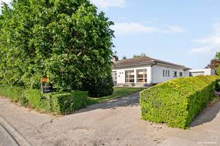 Deze landelijk gelegen woonst bestaande uit: inkomhal met toilet en een eerste slaapkamer/bureauruimte, lichtrijke woonkamer - salon met aanpalende ingerichte keuken met ontbijthoek en berging (alsook kelder). Nachthal met badkamer en 3 slaapkamers.<br /><br />Garage met oprit. Zolder.<br /><br />Tuin met terras en tuinhuis.<br /><br />Troeven?<br /><br />+ Landelijke ligging;<br />+ Gelijkvloerse constructie;<br />+ Goed onderhouden staat;<br />+ Perceelgrootte van 1561m².<br /><br />EPC 712 kWh/m² UC3870415