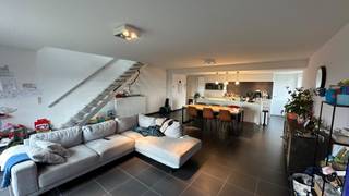 Vraag uw bezoek aan via onderstaande link:<br />https://Vlaemynck.mijnhuurprofiel.be/property/a0bbe1d3-5d88-458d-8f29-6b632533b9fc<br /><br />Op de 3de verdieping van Residentie Ter Steenhove vinden we deze luxueus afgewerkte duplex terug.<br />Gelegen op een boogscheut van het centrum en bereikbaar met de lift of trap. Met een oppervlakte van 156 m² is er geen gebrek aan ruimte!<br /> <br />Indeling van het appartement: <br />Leefniveau omvat een inkomhal met gastentoilet, open keuken, ruime leefruimte met eet- &amp; zithoek en toegang tot het zuidelijk gericht terras, twee bergingen en slaapkamer/bureauruimte met douchekamer.<br /><br />Via de aluminium designtrap bereiken we het slaapniveau, dat twee ruime slaapkamers omvat en een badkamer uitgerust met toilet, dubbel lavabo met meubel en een ligbad. <br /><br />Ondergronds vinden we nog een autostaanplaats en kelderberging. <br /><br />Het appartement is onmiddellijk beschikbaar!<br />De syndicuskosten bedragen € 60 / maand (provisie).<br /><br />Interesse in deze duplex? Maak dan snel een afspraak via het 'Huurdersprofiel'!