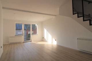<p><span>In Riemst mogen wij dit prachtig opgeknapt appartement aanbieden op de eerste verdieping.</span></p><p><span> </span></p><p><span>Bij het binnenkomen komen we terecht in de inkomhal. Deze geeft ons toegang tot de leefruimte, de berging en het apart toilet. De leefruimte beschikt over een ruime woonkamer met veel lichtinval en een volledig geïnstalleerde keuken. Aangrenzend aan de keuken vindt u het terras terug. Het terras bevindt zich aan de achterkant van het gebouw waardoor u kan genieten van alle rust. De eerste verdieping kan u bereiken via de trap in de woonkamer. Hier bevinden zich 2 ruime slaapkamers en de badkamer, die voorzien is van een inloopdouche. Verder kan u de auto parkeren aan de voorzijde van het gebouw.</span></p><p><span> </span></p><p><span>Algemeen: </span></p><p><span>- huurprijs: </span><span>€</span><span>900; </span></p><p><span>- elektrische verwarmd; </span></p><p><span>- huisdieren niet toegelaten</span></p><p><span>- EPC 268 kWh/m²;</span></p><p><span>- </span><span>B</span><span>eschikbaar.: vanaf 05/08/26</span></p><p><span> </span></p><p><span>Wenst u het appartement te bezoeken? Vraag uw bezoek aan via onze website.</span></p>