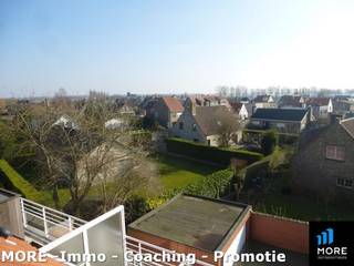 <span><strong>VERHUURD...</strong></span><br /><br />Ideaal gelegen aan de rand van Knokke. Aangenaam gebouw met in het appartement een inkomhal met vestiairekast, mooie open keuken uitgevend op het zongerichte terras achteraan, berging met aansluiting voor wasmachine/droogkast en toilet en een ruime woonkamer met zithoek en balkon vooraan. Op de eerste verdieping vindt u de twee slaapkamers alsook de douchekamer met lavabo en extra toilet. Scherpe prijs! Ideaal voor single of jong koppel. Gemeenschappelijke fietsenberging op het gelijksvloer en ruime privatieve kelder aanwezig. €65/maand provisie gemeenschappelijke kosten. <br />Mail ons voor een vrijblijvend bezoek op onze eerstvolgende bezoekdag en overtuig u zelf.<br /><br /><span><strong>Tehuurstelling onder voorwaarden; Zie www.more.be, "bijlagen" en onder voorbehoud van beschikbaarheid.</strong></span>