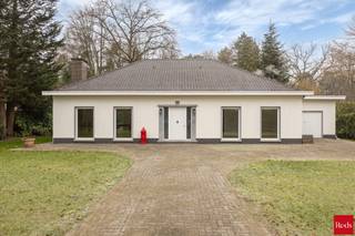 ENKEL BEZOEKEN MOGELIJK DOOR ONDERSTAANDE LINK VOLLEDIG EN CORRECT IN TE VULLEN:<br />mijnhuurprofiel.be<br /><br />In een prachtige, rustige woonwijk in Schilde is deze mooie laagbouwvilla gelegen.<br />De woning bevindt zich op een groen en ruim perceel van ca. 3058 m².<br /><br />Indeling: ruime inkomhal, leefruimte met prachtig uitzicht over de tuin, geïnstalleerde keuken met aansluitend een bergruimte voorzien van aansluiting voor wasmachine en droogkast, 2 ruime en volwaardige slaapkamers, een apart toilet, badkamer met twee lavabo's en bad en douche, afzonderlijke garage en een prachtige tuin.<br />De gehele woning bevindt zich op het gelijkvloers. Enkel nog een zolderluik in de nachthal met zoldertrap richting een zeer ruime zolderruimte.<br /><br />Alle nutsvoorzieningen zijn rechtstreeks door de huurder af te sluiten.<br />De woning is onmiddellijk beschikbaar.<br /><br />Voor meer info of een bezoek, neem contact op met Arno via arno@reds.be.