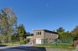 Deze ééngezinswoning gelegen te Paal heeft een mooie leefruimte met daarnaast een ruime keuken, 3 slaapkamers en een badkamer.<br />Verder vinden we nog een garage, wasplaats/berging en kelder terug.<br />Het huis is gelegen op een perceel van circa 8 are met een straatbreedte van ongeveer 28m, hierdoor heb je zowel achter het huis als aan de zijkanten veel ruimte om te genieten van de tuin.<br />Extra troeven: PVC ramen met dubbel glas, airco<br /><br />Heb je interesse en/of wil je het huis graag bezichtigen? Bel dan snel op het nummer 0491 15 30 43 of mail naar hallo@nielsvastgoed.be Ik help je graag verder.