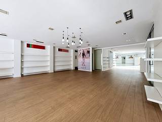 À vendre à Deurne au Turnhoutsebaan 92-94 - une propriété commerciale de +-640 m² + 120 m² de surface utile pour bureau/stockage située au centre d'un endroit commercial et visible avec beaucoup de passage !L'immobilier commercial que nous proposons à la vente ici à Deurne a la configuration suivante :Numéro 92 :-Espace commercial de +-510m² avec une large vitrine de 15m² avec de grandes fenêtres et de nombreux puits de lumière-Espace de rangement-Salles de cabinet ou de consultation séparées-Toilettes-Sous-sol-Entrée séparée le long de Hooftvunderlei, idéale pour les livraisonsNuméro 94 :Rez-de-chaussée :-Vitrine/entrée de 5 m-Surface commerciale de 132 m² au rez-de-chaussée avec rangementPremier étage :-Espace de bureau (84 m²) avec sanitaires et cuisineDeuxième étage :-Espace de bureau (40 m²)Enfin, la propriété commerciale à vendre ici à Deurne a fait l'objet de quelques rénovations énergétiques ces dernières années, ce qui lui a valu un bon score EPC B et l'inspection électrique est également entièrement conforme.EPC Turnhoutsebaan 92 = BEPC Turnhoutsebaan 94 = CÊtes-vous intéressé par cette propriété à vendre à Deurne ? N'hésitez pas à nous contacter. L'agence immobilière Dewaele de Deurne sur la Turnhoutsebaan est heureuse d'être à votre service. Vous souhaitez une estimation gratuite de votre bien immobilier ? appelez-nous pour une conversation informelle au 03/666.66.66 ou envoyez un mail à deurne@dewaele.com Informations sur l'urbanisme : sur demandeRegistre des mesures: non