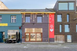 Handelspand te koop in Kortrijk. Het pand is gelegen aan de Verlaagde Leieboorden, een echte toplocatie.Indeling: - Kelder- Commercieel...