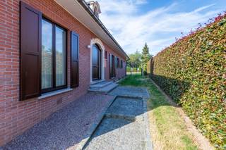 Breng een bezoek aan deze robuuste en ruime halfopen bebouwing in bijzonder goede staat van onderhoud. Deze woning omvat een ruime inkomhall met gastentoilet en verder een lichtrijke leefruimte met inbouwcassette. De keuken is volledig ingericht en geeft u zicht op tuin en terras. Het gelijkvloers omvat verder een ruime slaapkamer, een badkamer, wasplaats alsook een bureel (ideaal voor vrij beroep). Op het verdiep bevinden zich nog 2 ruime kamers en een badkamer met wasmeubel, douche en toilet. Eveneens is er een grote zolder (eventueel om te toveren tot een vierde kamer). De woning staat op een hoge en droge kelder met inpandige grote garage! Overal dubbele beglazing en zonnepanelen. Instapklaar! Voor meer inlichtingen of een bezoek, contacteer Veronique 0483/676579