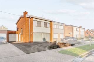 Belle maison jumelée avec 3 chambres spacieuses cherche nouveaux propriétaires à Harelbeke ! Cette propriété est déjà équipée de double vitrage et...