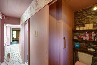 <p>Vragen? Neem contact op met noor.helsen@copandi.be of via +32 471 90 18 10.<br />Download ook zeker de inplantingsplannen en de documenten via onze website www.copandi.be<br /><br />Deze charmante woning is gelegen aan de Rijsbergdijk, een centrale locatie in Balen die vlot bereikbaar is via diverse verbindingswegen. De woning bevindt zich in een groene, rustige omgeving, op slechts een steenworp van het centrum van Balen.<br /></p><p><strong>Indeling – Gelijkvloers</strong><br />De woning verwelkomt u via een centrale inkomhal die toegang biedt tot zowel de leefruimte als de keuken. De ruime living is ingedeeld in een gezellige zit- en eethoek en geniet van veel natuurlijke lichtinval dankzij de grote raampartijen. De keuken is praktisch ingericht en sluit aan op een veranda met aangenaam zicht op de tuin. Achteraan bevindt zich de badkamer, voorzien van een douche en lavabomeubel. Verder zijn er een apart toilet en een ruime berging aanwezig.<br /></p><p><strong>Eerste verdieping</strong><br />Op de eerste verdieping bevinden zich drie slaapkamers van respectievelijk 12,1 m², 11,7 m² en 7,6 m², allen bereikbaar via een centrale nachthal. De kamers zijn functioneel ingericht en beschikken over voldoende lichtinval.<br /></p><p><strong>Tweede verdieping</strong><br />Via een vaste trap bereikt u de zolderverdieping, momenteel ingericht als royale zolderkamer van ca. 35 m². Deze ruimte biedt diverse mogelijkheden: als master bedroom, hobbyruimte of zelfs studio.<br /></p><p><strong>Tuin</strong><br />De diepe, volledig omheinde tuin van ca. 65 meter biedt een prachtig uitzicht op het achterliggende groen en zorgt voor optimale rust en privacy.<br /><br />Ben je op zoek naar een woning met veel ruimte, potentieel en flexibiliteit? Dan is Rijsbergdijk 6 in Balen zeker jouw bezoek waard.</p>