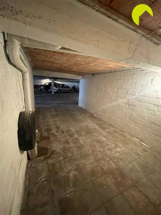 <p><span>Vlakbij het Te Boelaerpark bieden wij u 2 gunstig gelegen open garageboxen nr 20 en 21 in dit kleinschalig garagecomplex.</span></p><p><span>De inrit is via de Bikschotelaan en het garagecomplex beschikt over een manuele kantelpoort. </span><span>De inrijhoogte is 1m77.</span></p><p><span> </span></p><p><span>Ze zijn afzonderlijk te koop, momenteel niet verhuurd en daardoor onmiddellijk beschikbaar bij akte.</span></p><p><span>De syndicus is MVP Immobiliën te Borgerhout. Maandelijkse gemeenschappelijke lasten bedragen €11,75 per plaats.</span></p><p><span> </span></p><p><span>Afmetingen (zie plan):</span></p><p><span>Breedte 3 m</span></p><p><span>Diepte 8,34 m</span></p><p><span>Hoogte van de inrit 1,77 m</span></p><p><span> </span></p><p><span>De linkerbox heeft achteraan een afgesloten compartiment van 3 m breed x 2,10 m diep, ideaal voor fietsen of brommer.</span></p><p><span>De boxen mogen niet individueel afgesloten worden met een poort.</span></p><p><span> </span></p><p><span>Overstromingsgevoeligheid:</span></p><p><span>P-score (perceelscore): A</span></p><p><span>G-score (gebouwscore): A</span></p><p><span> </span></p><p><span>In hetzelfde complex verkopen we ook 2 naast elkaar gelegen autostaanplaatsen.</span></p><p><span> </span></p><p><span>Voor meer info of een bezoek ter plaatse bel 03/449.42.41 of surf naar <span>www.habicom.be</span></span><span> </span></p><p><span>Benieuwd naar de waarde van jouw woning? Check het gratis op <span>www.watismijnhuiswaard.be</span></span></p><p><span> </span></p>