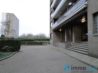 <p><span> </span></p><p><span>Algemeen:</span><span><br />Gezellig en zonnig gemeubeld appartement met 3 slaapkamers en terras gelegen op een achtste verdieping in een residentieel gebouw met een panoramisch uitzicht op de stad!</span></p><p><span>Het appartement is zeer netjes onderhouden. </span><span>Er is collectieve centrale verwarming op gas aanwezig. Een EPC-score van slechts 217 kWh/m²/jaar is mooi meegenomen.</span></p><p><span>Prachtig gelegen bij winkels, scholen en openbaar vervoer. </span><span>AANRADER!</span></p><p><span> </span></p><p><span>OMGEVING:</span></p><p><span>Ter Heydelaan, Gallifortlei, Kerkeveldlaan</span></p><p><span> </span></p><p><span>Indeling Appartement:</span></p><p><span>Via lift of trap komen we in een ruime hal met vele ingemaakte kasten. Aan de inkomhal is er een aparte gastentoilet aanwezig.</span></p><p><span>De mooie living die tevens voorzien is met parket heeft toegang tot een aangename terras. </span></p><p><span>De keuken is functioneel en volledig ingericht met toestellen. Verder vinden we dan 3 slaapkamers en badkamer. Deze is voorzien van douche, lavabo in meubel, ingemaakte kast en douche.</span></p><p><span>Een kelder (nr 62) is inbegrepen in de prijs.</span></p><p><span> </span></p><p><span>Algemene informatie:</span></p><p><span>Ruimtelijke ordening: </span><span>Gvkr, stedenbouwkundige inlichtingen in aanvraag</span></p><p><span>P-score:</span><span>A</span></p><p><span>G-score:</span><span>A</span></p><p><span>Algemene onkosten:</span><span>289,80 € per maand (water, cv, gang, lift, onderhoud, syndicus, blokpolis, reservefonds....)</span></p><p><span> </span></p><p><span>Algemene toestand:</span></p><p><span>Dak vernieuwd en geïsoleerd in 2016, parket in heel mooie staat, airco in de living</span></p><p><span> </span></p><p><span>Interesse?</span></p><p><span>Zoekt u een leuk appartement op een uitstekende locatie? Wees er dan snel bij! Neem contact op met Immovivo op het nummer 03/459.89.59</span></p><p><span> </span></p><p><span><br /><br /></span></p><p><span> </span></p><p><span> </span></p><p><span> </span></p><p><span> </span></p><p><span> </span></p><p><span> </span></p><p><span> </span></p><p><span> </span></p><p><span> </span></p><p><span> </span></p><p><span> </span></p><p><span> </span></p><p><span> </span></p><p><span> </span></p><p><span> </span></p>