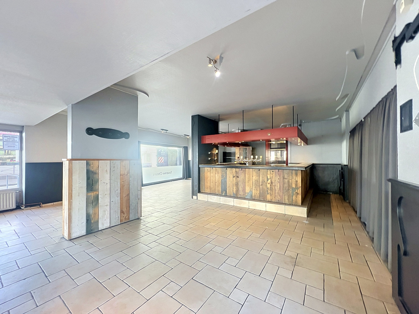 Uiterst gunstig gelegen horecazaak/handelspand op het Heldenplein, ter hoogte van de Zeedijk en het centrum van Heist. - foto 5