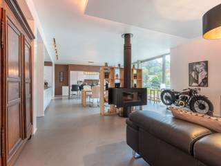 Immo By Julie is delighted to present this old farmhouse built from local stone, completely renovated with high-quality materials, just 15 minutes from Durbuy!
With over 500 m² of living space, it offers the perfect balance between authenticity and modernity.
The living area (±240 m²) impresses with its majestic volumes: a 68 m² living room bathed in light thanks to its floor-to-ceiling windows overlooking the garden, as well as a new, designer open-plan kitchen. Upstairs: a master suite with double dressing room, bathroom and laundry room, two bedrooms, an office and a shower room.
The current 75 m² professional area comprises a waiting room, an office, a WC and a meeting room. This can also be integrated into the living area to enlarge the living space and allow for the creation of 5 or even 6 bedrooms in total, depending on your needs.
Additional assets: 130 m² barn with conversion potential offering a range of possibilities (gîte, workshop, extension, reception room, etc.). Garage for two vehicles. Over one hectare of land with horse boxes and a pond.
Exemplary technical features: new roof (2024), geothermal heating, photovoltaic panels, aluminium window frames, compliant electrical system, PEB A.
A rare property combining charm and energy efficiency.
For more information, contact your Immo By Julie agency on 0498/49.77.56.