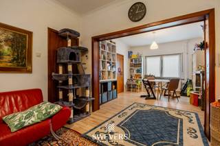 Voor meer info en foto’s, surf naar www.swevers.be – Deze ruime halfopen bebouwing in de Gotemstraat 62 te Borgloon combineert wooncomfort, ruimte en een rustige ligging tussen de velden. De woning werd gebouwd in 1958 en gerenoveerd in 2018, waarbij onder meer keuken en badkamer vernieuwd werden (2018-2019). Met een bewoonbare oppervlakte van 192 m² en drie volwaardige slaapkamers is dit een ideale gezinswoning met een praktische indeling.<br />Op het gelijkvloers leidt de inkomhal naar de leefruimtes. De woonkamer van 29 m² vormt het hart van de woning en biedt plaats voor een gezellige zithoek en ruime eettafel. Aansluitend bevindt zich de vernieuwde, functioneel ingerichte keuken van 8 m². Verder zijn er een lichtrijke veranda, een aparte wasplaats en een extra ruimte die perfect kan dienen als speelkamer, bureau of hobbyruimte.<br />Op de eerste verdieping bevinden zich twee slaapkamers van elk 14 m² en een vernieuwde badkamer. De tweede verdieping biedt een derde slaapkamer van 16 m², ideaal als master bedroom, en een zolder van 13 m² voor extra bergruimte.<br />Het perceel van 2a 2ca is noordelijk georiënteerd en geniet van een open, groene omgeving met veel privacy. Openbaar vervoer ligt op 210 m, winkels op 1,5 km, scholen op 2,5 km en de snelweg op 13,5 km. Een ruime woning met comfort en potentieel op een rustige locatie. Voor meer informatie, bel 011 255 155. Bron bewoonbare oppervlakte: EPC – verslag. Dit pand is onderworpen aan de renovatieverplichting van de Vlaamse overheid voor residentiële gebouwen (behoudens bij sloop binnen 5 jaar na de aankoop). Consulteer voor meer informatie de website van het Vlaams Energie- en Klimaatagentschap via https://www.vlaanderen.be/een-huis-of-appartement-kopen/renovatieverplichting-voor-residentiele-gebouwen.
