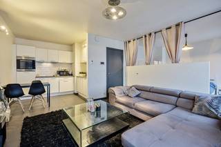 Prachtige penthouse studio op de 8e verdieping met zicht op Tour & Taxis te koop.De studio beschikt over een ruime keuken-leefruimte met een...