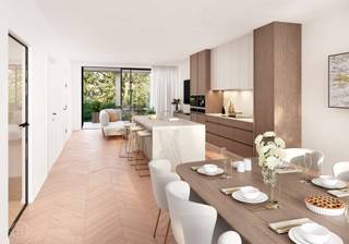 Dit ruime gelijkvloerse appartement combineert een royale woonoppervlakte van 110 m² met een uitzonderlijk terras van maar liefst 49 m². Dankzij de doordachte indeling, de aangename buitenruimte en de extra bureauruimte biedt deze woonst een bijzonder hoog wooncomfort. De ruime leefruimte met open keuken vormt het hart van de woning en geniet van veel natuurlijke lichtinval. Het terras vormt een natuurlijke verlenging van de leefruimte en biedt alle ruimte om te ontspannen, te genieten van het buitenleven of gasten te ontvangen. Verder beschikt het appartement over twee slaapkamers, een badkamer, een praktische berging en een aparte bureauruimte die perfect kan worden ingericht als thuiswerkplek of hobbyruimte. Residentie Bundswijk staat voor kwalitatief en duurzaam wonen. Dankzij de combinatie van een lucht/water warmtepomp, vloerverwarming en zonnepanelen geniet u van een energiezuinige woning die volledig klaar is voor de toekomst. De moderne architectuur en hoogwaardige afwerking maken van deze woonst een uitstekende keuze voor wie ruimte en comfort centraal stelt.<br />Geschikt voor zowel eigen bewoning als interessante investeringsopportuniteit. Wilt u meer weten? Plan uw werfbezoek of vraag meer informatie aan via info@homies.be of 016 22 82 22.