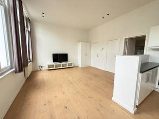Op een toplocatie in Antwerpen-Zuid, tussen de Marnixplaats, het KMSKA en de Scheldekaaien, bevindt zich dit lichtrijke en gerenoveerde 1-slaapkamerappartement van ca. 70 m². Het appartement ligt op de tweede verdieping van een karaktervol herenhuis met slechts vijf wooneenheden.

De ruime leefruimte geniet dankzij drie hoge ramen van een aangename lichtinval en is afgewerkt met een warme houten parketvloer. Aansluitend bevindt zich de volledig uitgeruste open keuken met ontbijttoog en kwalitatieve Bosch-toestellen. De ruime slaapkamer is gelegen aan de rustige achterzijde van het gebouw. Verder beschikt het appartement over een badkamer met douche en dubbele lavabo en een afzonderlijk toilet.

De ligging is zonder twijfel een grote troef. Het KMSKA, het Zuidpark, de Scheldekaaien en talrijke gezellige horecazaken bevinden zich op wandelafstand. Ook winkels, scholen en openbaar vervoer zijn vlot bereikbaar.

Extra comfort wordt geboden door de aanwezige wasmachine, droogkast en reeds geplaatste designverlichting.

Het appartement is onmiddellijk beschikbaar en bereikbaar via de trap (geen lift).

Huurprijs: € 995/maand.
Algemene kosten: € 100/maand, inclusief waterverbruik.
Gas en elektriciteit individueel ten laste van de huurder.

Interesse in dit appartement? Neem gerust contact op voor meer informatie of een bezoek. 

Benieuwd naar de waarde van je woning? Vraag een gratis schatting aan via matthew@bauwensvastgoed.be