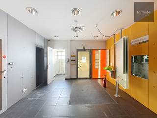 Topligging langs de oude baan Gent-Kortrijk, aan de Kerk van Zulte.Dit commercieel pand was vroeger een ING-bankkantoor, maar leent zich voor alle...