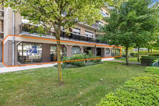 Pour plus d'informations ou pour une visite, appelez le 02 884 23 23 - Ce rez-de-chaussée commercial entièrement prêt à l'emploi est situé...