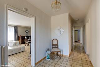 VERZORGDE EN VOLLEDIG GELIJKVLOERS INGERICHTE GEZINSWONING MET 3 SLAAPKAMERS EN TUIN IN RIEMST<br /><br />*** Bekijkt U deze woning via een aanverwante website? Surf dan naar https://matisimmo.be/nl/aanbod/4397139/huis-te-koop-in-3770-riemst en klik op volgende link voor het INTERACTIEF GRONDPLAN: https://grondplan.matisimmo.be/grondplan/?map=RiemstPanoramalaan14 ***<br /><br />Deze vrijstaande woning met gelijkvloerse indeling is gelegen in het centrum van Riemst, een rustige doch centrale ligging. Riemst is een landelijke gemeente met vlotte verbinding naar de gezellige steden Bilzen en Maastricht. Dankzij deze ligging zijn er op wandelafstand of op slechts enkele minuten rijden veel voorzieningen bereikbaar. Zo zijn er verschillende supermarkten, een lokale bakker, eetgelegenheden, openbaar vervoer, school, etc in de directe omgeving.<br /><br />De woning werd goed onderhouden en is volledig gelijkvloers ingericht. Daarbuiten is deze ook onderkelderd, wat maakt dat er veel opbergruimte is.<br /><br />In de woning werd er een praktische indeling aangehouden met links van de inkomhal het woongedeelte en rechts de slaapkamers met badkamer. In het verlengde van de inkomhal is een apart toilet voorzien.<br />De ruime woonkamer geniet van veel daglicht dankzij de meerdere, grote raampartijen. Vervolgens geeft de woonkamer toegang tot de keuken met zicht op de tuin. Vanuit de naastgelegen hal kan men naar het aansluitend terras en de tuin. Deze hal komt eveneens uit op de 3 ruime slaapkamers en badkamer. De badkamer is uitgerust met een inloopdouche en wandmeubel met dubbele lavabo.<br /><br />Verder beschikt men over verschillende ruimtes in de kelder die multifunctioneel ingezet kunnen worden (hobbyruimte, voorraad, …) ofwel als extra opbergruimte. Een extra pluspunt is dat er een inpandige garage voorzien is, deze komt hier uit.<br /><br />Tot slot geniet men nog van 2 terrassen; een aangenaam overdekt terras met uitzicht over de onderhoudsvriendelijke tuin én een ruim terras in de tuin. De tuin met zuid-westelijke oriëntatie is volledig omheind waardoor men er in alle rust en privacy kan vertoeven.<br /><br />Wilt u graag een bezoek inplannen voor deze woning? Neem vrijblijvend contact op via 089/44 00 00 of info@matisimmo.be<br /><br />De vermelde woonoppervlakte is steeds de bruikbare vloeroppervlakte overgenomen uit het EPC-verslag.<br /><br /><em>Dit pand kan onderhevig zijn aan de renovatieverplichting die door de Vlaamse overheid wordt opgelegd voor residentiële gebouwen. Consulteer voor meer informatie de website van Vlaanderen via </em><em>https://www.vlaanderen.be/een-huis-of-appartement-kopen/renovatieverplichting-voor-residentiele-gebouwen</em><br /><br /><u>Aanpassingen om te voldoen aan de renovatieplicht:</u><br />- CV-ketel vervangen door een condenserende gaswandketel klasse A<br />Bijkomend om een laag label D te behalen:<br />-  zoldervloerisolatie plaatsen (18cm MW isover isoconfort 35)<br /><br /><em>Bestuursmaatregelen in het maatregelenregister: nee</em><br /> 