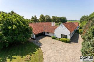 <p>Op zoek naar een unieke woonplek in een absolute topligging in het landelijke Oppem? Deze charmante hoeve is werkelijk een buitenkans voor wie houdt van rust, ruimte en landelijk wonen. Gelegen op een prachtig perceel van maar liefst 48a40ca geniet deze eigendom van een uiterst landelijke en zuidgerichte ligging met een vrij en weids zicht over de achterliggende velden.</p>
<p>De hoeve biedt vandaag reeds een mooie basis, maar zal best volledig gerenoveerd en gemoderniseerd worden. Net dit maakt het mogelijk om hier een unieke thuis te creëren volledig volgens eigen wensen en stijl. Dankzij de ruime indeling en de vele mogelijkheden is dit een ideaal project voor liefhebbers van karaktervolle woningen met visie en overvloedige charme.</p>
<p>Momenteel beschikt de woning over 4 slaapkamers en 2 badkamers, maar alles kan opnieuw ingericht en aangepast worden naar de noden van de toekomstige bewoners.</p>
<p>De ruime grond biedt bovendien tal van mogelijkheden en maakt deze eigendom bijzonder interessant voor paardenliefhebbers of voor wie droomt van een landelijke levensstijl met ruimte rondom de woning.</p>
<p>Een zeldzame kans om een hoeve met karakter, privacy en een absolute topligging in Meise langsheen een prachtige idyllische lindenboomdreef, volledig naar eigen hand te zetten.</p>
<p>Een unieke eigendom op een unieke locatie – ontdek de mogelijkheden en creëer hier uw droomwoning.</p>