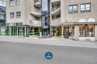 COMMERCIEEL PAND VAN 175 M² IN PASSAGE BEGAS, GELEGEN IN HARTJE LANAKEN !<br /><br />We vinden deze handelspand met een bruikbare oppervlakte van 175 m² terug op een perceel van 17a 77ca te Lanaken. <br /><br />Voor meer informatie, neem zeker een kijkje op onze website via de volgende link: <br />https://www.sterkvastgoedmakelaars.be/detail/te-koop-winkelruimte-lanaken/7144784?dosearch=True&flowstatus=ForSale,ForSaleReserved,ForSaleWithBid,ToCompleteForSale,SoldUnderReserve,Sold&pageindex=1&pagesize=12&searchpage=ForSale&sortdirection=DESC&sortfield=pub_flowstatus&transactiontype=Sale