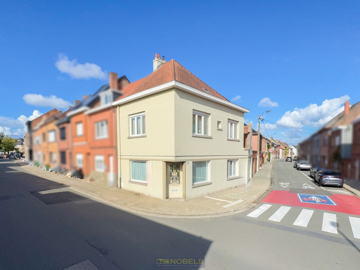 Te koop, te moderniseren hoekwoning met garage op gunstige ligging te Merelbeke! - foto 1