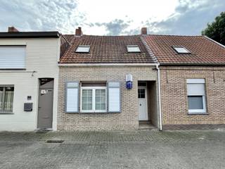 Instapklare woning met 2 slaapkamers en terras in Harelbeke <br /><br />In een doodlopende straat is deze woning gelegen. Er is parkeerplaats recht tegenover de woning. De inkom bevat een apart toilet in de gang (met automatische afzuiging). Verder is de leefruimte volledig voorzien van parket en heeft deze een gaskachel. <br /><br />Achteraan de woning is de landelijke keuken. Vele kasten, natuursteenwerkblad, hoogwaardig gasfornuis, frigo, diepvries,.. Naast de keuken is er een ruime berging. Hier kan de was en droogkast geplaatst worden.<br /><br />Het verdiep bevat 1 grote slaapkamer en 1 slaapkamer die onderverdeeld is in 2 kamers. Centraal op de gang zijn er vele maatkasten geplaatst. De badkamer bevat een wastafel, ligbad met douchescherm en terug kastruimte.<br /><br />Op het verdiep is er ook een zuid gericht terras voorzien.<br /><br />Dit is een vanafprijs, elk bod boven 160.000 wordt voorgelegd aan de eigenaar.