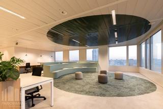 Uitstekend gelegen kantoorruimte te huur van 446 m² met <strong>topvisibiliteit</strong>. Het kantoorgebouw heeft een gunstige ligging op slechts 5 minuten van het <strong>treinstation </strong>Brussel Noord. De locatie garandeert een zeer vlotte bereikbaarheid met het openbaar vervoer maar ook met de wagen, de bedrijvige <strong>Louizalaan </strong>bevindt zich op korte afstand.<br /><br />De kwalitatieve ruimte maakt deel uit van het impressionant kantoorgebouw "<strong>Zenith</strong>". Het kantoor heeft een moderne en stijlvolle look met alle hedendaagse voorzieningen zoals led-verlichting en airconditioning. De kantoorruimte beschikt over <strong>multifunctionele en flexibele ruimtes</strong> met een combinatie van open en afzonderlijke burelen. Bovendien genieten het kantoor van veel natuurlijke <strong>lichtinval </strong>dankzij de grote raampartijen.<br /><br />Het kantoorgebouw beidt tal van <strong>exclusieve faciliteiten</strong> waaronder een receptie, verschillende vergaderruimtes, 24/7 security service, sociale ruimtes, een coffee corner en sportfaciliteiten. Een leuke troef is het <strong>dakterras </strong>met zicht op het stadspark. <br /><br />Tevens is er een fietsenstalling en een ondergrondse <strong>parking </strong>aanwezig. <strong>Verschillende oppervlaktes mogelijk</strong>. <strong>Onmiddellijk beschikbaar</strong>!<br /><br />Contacteer <strong>PANORAMA B2B</strong> voor meer informatie of een vrijblijvend plaatsbezoek<strong> 0477 09 00 09</strong>.