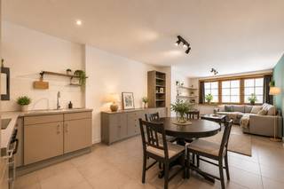 Rustig en centraal gelegen gezinswoning met een bewoonbare oppervlakte van ca. 170 m², gelegen in de dorpskern van Dentergem, vlakbij de kerk en het gemeentehuis. De woning geniet van een vlotte bereikbaarheid en bevindt zich op wandelafstand van lokale voorzieningen, in een aangename en landelijke omgeving.<br /><br />PLUSPUNTEN:<br />* GUNSTIGE CENTRALE LIGGING<br />* TOTAALRENOVATIE 2010 | VOLLEDIG NIEUWE DAKCONSTRUCTIE 2024<br />* ZONNEPANELEN (14 STUKS x 425 WP) <br />* WARMTEPOMP (lucht/lucht) AIRCO/VERWARMING <br />* ENERGIEVRIENDELIJK | B-LABEL <br />* AUTOMATISCHE ZONWERING TWEEDE VERDIEPING<br />* MOGELIJKHEID TOT AANKOOP STAANPLAATS OP WANDELAFSTAND <br /><br />INTERIEUR:<br />U komt binnen via de inkomhal, die toegang geeft tot de lichtrijke woonkamer met open keuken. Dit betreft een ingerichte keuken met spoelbak, kookplaat, dampkap, oven met ruimte voor frigo. Verder beschikt het gelijkvloers over een praktische koele berging, een ruime wasplaats alsook een apart gastentoilet.<br /><br />Op de eerste verdieping bevinden zich 2 slaapkamers en een vernieuwde badkamer (2024) met dubbel lavabomeubel en inloopdouche. Tevens op dit verdiep een apart toilet. <br />Via een vaste trap bereikt u de tweede verdieping (volledig nieuw 2024), waar u de ruime derde (master) slaapkamer en een aparte bureauruimte terugvindt.<br /><br />EXTERIEUR: <br />Op het eerste verdiep is er een gezellig overdekt terras (7m²) waar het gezellig vertoeven is!
