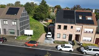 <span><strong>Bouwgrond zonder bouwverplichting – Tuinstraat, Torhout!</strong></span><br />Droom je ervan om je eigen woning te realiseren op een centrale locatie?<br />Deze bouwgrond van 555 m² is gelegen in de Tuinstraat te Torhout en biedt alle vrijheid dankzij het ontbreken van een bouwverplichting.<br /><br /><strong>Troeven van dit perceel:</strong><br />+ Geschikt voor een halfopen bebouwing<br />+ 555 m² grondoppervlakte<br />+ Rustige ligging met vlotte verbinding naar het centrum van Torhout, station en omliggende gemeenten<br />+ Vrijheid om zelf te kiezen wanneer en met wie u bouwt<br />+ Extra voordeel: indien je ervoor kiest om te bouwen met BCA, kan dit (mits voldaan aan de voorwaarden) aan een verlaagd BTW-tarief van 6%.<br /><br />Een unieke kans voor wie op zoek is naar ruimte, flexibiliteit en een uitstekende locatie.<br />Contacteer ons vandaag nog voor meer informatie, de bouwvoorschriften of om het perceel zelf te ontdekken.<br /><br />Interesse? <br />Bel: 09 216 84 51 of 0472 860 205  of stuur een mailtje naar sara@bcabouwtbeter.be.