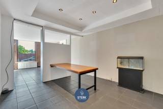 OP TE KNAPPEN GEZINSWONING OP EEN GUNSTIGE LOCATIE NABIJ CENTRUM LANAKEN !We vinden deze gesloten woning met een bewoonbare oppervlakte van 166 m²...