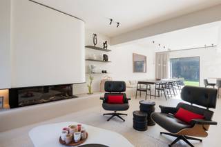 <p><span>Prachtige moderne &amp; volledige vernieuwde villa met ongeëvenaarde luxe en verfijning midden in de Elsdonkwijk. Met hoogwaardige afwerking &amp; kwalitatieve materialen is dit huis meer dan alleen een woning; het is een levensstijl op zich. Elk detail van deze villa is met zorg ontworpen en gebouwd met de beste materialen. De afwerking straalt klasse en stijl uit en maakt dat dit een uniek object is gelegen op een gegeerde ligging nabij alle faciliteiten. De elegante inkomhal brengt ons deels naar de warme &amp; sfeervolle woonkamer met een hyper geïnstalleerde eetkeuken met groot eiland. Van hieruit geniet u van een mooi zicht &amp; doorgang naar het prima georiënteerd terras en tuin. De sublieme woonkamer met inbouwkasten en een gashaard zijn opnieuw een eyecatcher. Vooraan treffen we een polyvalente kamer die als bureau of speelkamer kan dienen. Boven zijn er 3 geweldige kamers en 2 prachtige badkamers. De algehele afwerking is van uitzonderlijk hoog niveau. Zo werd het geheel afgewerkt met Mortex. Eveneens zijn alle slaapkamers voorzien van inmaakkasten. Achteraan bevindt zich een schitterende bunker die eveneens vernieuwd werd met enorm veel opslagruimte. Kan alsook als garage- of polyvalente ruimte fungeren. Aanwezigheid van kleine bergzolder en kelder..Het perceel is volledig omheind en er zijn staanplaatsen voorzien. </span></p><p><span>Uniek object!</span></p><p><span>Snel beschikbaar!</span></p>