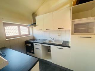 Brugge centrum, Vlakbij t' Zand en de Vestingen <br /><br />  Uiterst GEZELLIGE DUPLEX  LOFT STUDIO ONDER HET DAK <br /> <br />  Living, open keuken, badkamer met ligbad , lavabo en toilet, slaapruimte onder het dak.<br /><br />    VRIJ : 1 JULI 2026<br />      