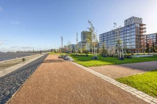 <p>Dit luxe appartement, gelegen op de derde verdieping van een vernieuwd project in Antwerpen, beslaat ongeveer 127 m² en combineert modern comfort met een prachtig uitzicht. Het beschikt over zowel een terras in de zomer als een winterterras, ideaal voor elk seizoen.</p>
<p>Bij binnenkomst komt u terecht in een lichte woonkamer met hoge ramen die flink wat daglicht binnenlaten en een spectaculair uitzicht bieden op de omgeving. Vanuit de woonkamer is er directe toegang tot het terras, waardoor binnen en buiten naadloos samenvloeien.</p>
<p>De volledig op maat gemaakte Bulthaup-keuken vormt het hart van het appartement: stijlvol, functioneel en uitgerust met hoogstaande apparaten zoals een Bora-kookplaat, Quooker, wijnkoeler en meer.</p>
<p>De hoofdslaapkamer aan de voorzijde biedt een adembenemend uitzicht op de Schelde en heeft een eigen badkamer met ligbad, wastafel en toilet. De tweede slaapkamer, gelegen aan de oostzijde, beschikt over een badkamer met inloopdouche en dubbele wastafel, en grenst aan een tweede terras.</p>
<p>Het interieur is afgewerkt met maatkasten van Interpoint, wat zorgt voor een strakke, tijdloze look en extra opbergruimte.</p>
<p>Tot de woning behoort een private berging, inbegrepen in de prijs. Er zijn ook drie ondergrondse parkeerplaatsen aanwezig aan 45.000 per stuk.</p>
<p>Voor meer info over dit appartement of een bezoek ter plaatse kan u, ook buiten de kantooruren en tijdens het weekend, steeds contact opnemen met Vincent op vincent@reds.be of 0475/21.00.86</p>
<p></p>